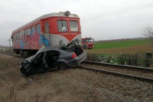 UPDATE. Accident feroviar in judetul Olt. Un autoturism, lovit de un tren de calatori. Un barbat a decedat (galerie foto+video) 