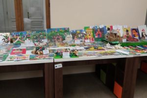 Vernisajul expoziţiei ,,Personaje legendare şi scene de istorie prin ochi de copil”, în ...