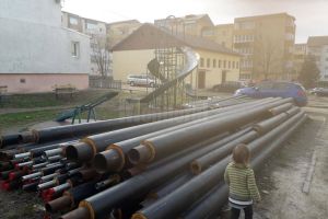 Un morman de ţevi de termoficare blochează un loc de joacă din Obcini