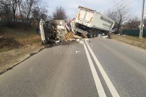 Un sucevean a murit într-un groaznic accident în care au fost implicate două tiruri şi un camion