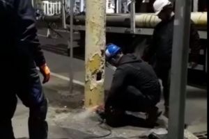 Pe bulevardul Mamaia din Constanta se taie stalpii de beton care au fost eliberati de cabluri (video) 