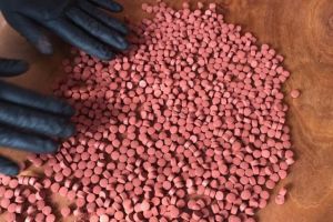 Perchezitii la locuintele a doua persoane suspectate de trafic de droguri. Ce au gasit procurorii DIICOT in locuintele suspectilor (galerie foto)