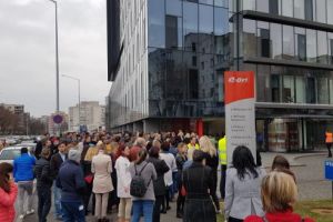 FOTO-VIDEO: Incendiu simulat, 600 de persoane evacuate din clădirea E.ON