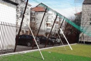 Gardul Liceului baptist din Arad stă să cadă peste terenul de sport