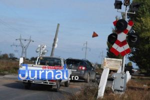 Zeci de amenzi date în câteva ore şoferilor care trec linia ferată fără să oprească la STOP