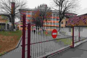 LIVE VIDEO: Părinţii elevilor de la Școala ”Vasile Goldiş” Alba Iulia intenţioneză să dea în judecată C.L. pentru decizia prin care s-a acceptat ridicarea unei cantine externe cu acces prin curtea şcolii