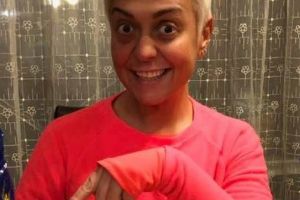 Monica Anghel a fost criticată că a abuzat de solar, obţinând o culoare nenaturală a feţei. Acum, artista dezvăluie motivul pentru care merge mult la solar. Motivul este unul medical