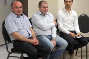 Scriitorii Tiberiu Avram şi Florin Haidamac şi eroul din cărţi Cornel Manaz, faţă în ...