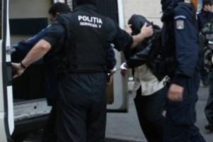 Bănuit de înşelăciune, a primit arest la domiciliu