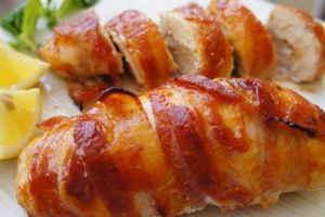 PIEPT DE PUI UMPLUT CU ȘUNCĂ ȘI CAȘCAVAL, LA CUPTOR