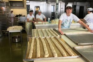 Gusturile tradiţionale de la Vitoşa – Prăjituri bune de te lingi pe degete şi pâine ca la bunica