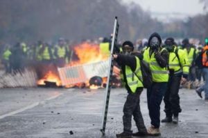 Parisul este devastat. A fost mobilizată armata. Măsuri severe ale preşedintelui francez Emmanuel Macron împotriva „vestelor galbene”