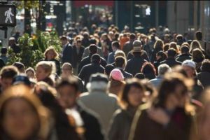 Românii sunt tot mai pesimişti cu direcţia ţării şi optimişti cu situaţia din Europa