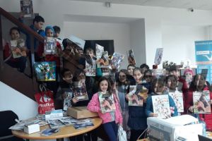 Elevii târgujieni s-au alăturat campaniei  „Donezi o jucărie, DĂRUIEŞTI un zâmbet!”