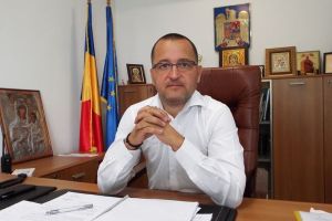 Primarul Oneştiului, Nicolae Gnatiuc, prezintă în Consiliul Local Raportul privind starea economică, socială şi de mediu a municipiului