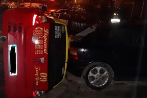 FOTO: Accident la Motru, între un taxi şi trei maşini parcate
