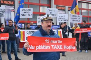 #Rezistentul Cosmin: Povestea protestatarului cu chipiu de marinar, un antreprenor care plăteşte impozite de milioane de euro