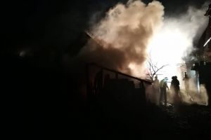 Incendiu la Bistriţa. A ars o anexă, casa a fost salvată