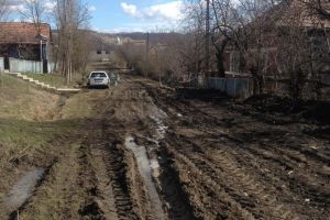 Aşa rămân uliţele din Visuia după ce se fac lucrări la apă şi canal. Ce spune primarul