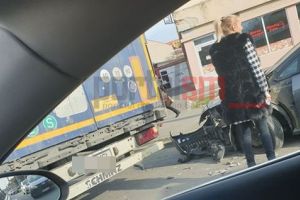 FOTO. Accident în cartierul Micro 17. TIR depăşit pe partea dreaptă