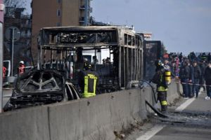 Gest extrem, în Italia: Șoferul a dat foc unui autobuz şcolar cu 51 de elevi în el! (VIDEO)