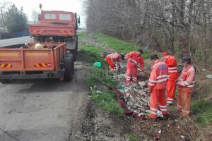 Cantităţi foarte mari de gunoaie strânse din parcări şi de la marginea drumurilor naţionale