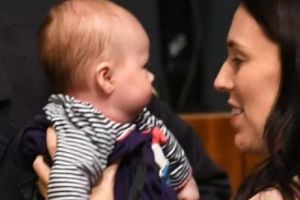 O deputată merge cu fiica de 5 luni în aulă, iar preşedintele Parlamentului o dă afară fiindcă  deranja lucrările