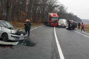 FOTO – Accident cu şapte maşini implicate pe DN1 între Braşov şi Sibiu