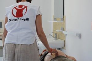 Semnal tras de Organizaţia Salvaţi Copiii. Mamele adolescente, lacrimi şi zâmbete