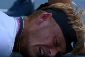 Panică la Miami! Un tenismen s-a prăbuşit pe teren şi a început să plângă de durere | VIDEO