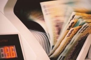 Salarii mai mari pentru mai multe categorii de bugetari. Cine sunt românii care vor primi bani în plus