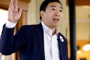 Candidatul democrat la alegerile prezidenţiale din 2020, Andrew Yang,  promite pedepse crunte pentru mass-media. Este constituţional să controleze presa americană?
