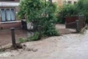 „Vine ploaia, bine-mi pare”. Locuitorii din bazinul hidrografic Bârzava scapă de inundaţii