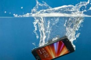 Smartphone-ul alunecă în cadă. Ce a urmat este cumplit