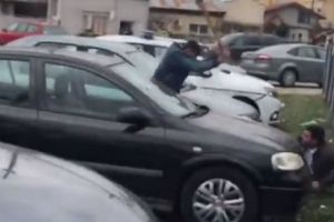Șocant. Un bărbat din Giurgiu a fost lovit cu toporul în plină stradă. Au intervenit mascaţii. O persoană a murit. VIDEO 