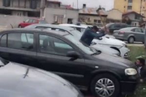 Ucis cu sălbăticie lângă casa ministrului Bădălău. Incident şocant în Giurgiu. L-a hăcuit cu toporul în plină stradă. VIDEO
