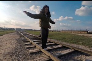 Vizitatorii muzeului Auschwitz, rugaţi să nu mai facă echilibristică pe şine

