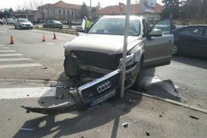 Accident pe Bulevardul Decebal din Oradea: O femeie la spital şi două maşini distruse (FOTO)