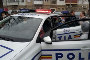 FOTO Elevii de la Școala 18 din Sibiu faţă în faţă cu poliţiştii