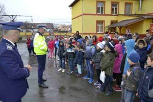 FOTO: Zeci de activităţi informativ – preventive adresate, în special, copiilor, în cadrul activităţilor dedicate Zilei Poliţiei Române
