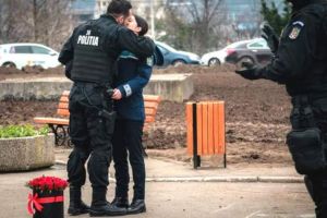 FOTO Poliţistă cerută în căsătorie în timpul unei intervenţii cu mascaţi