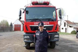 Dovadă de spirit civic a unui pompier din Sebeş: A găsit un portofel plin cu bani într-o parcare din municipiu pe care l-a predat poliţiei