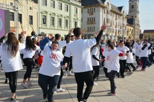 Dansatori în Piaţa Unirii: Peste 150 de orădeni au participat la flash-mob-ul organizat de Ziua Sindromului Down (FOTO / VIDEO)