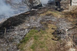 FOTO-VIDEO: O maşină abandonată şi vegetaţia uscată din jur s-au făcut scrum, pe strada Militari