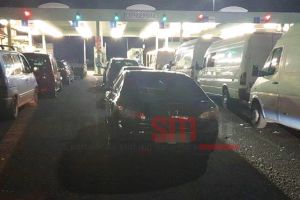 FOTO. Blocaj total în Vama Petea! A căzut sistemul