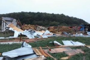 Cluj: Vijelia a distrus câteva case în Chinteni: ”O casă a fost ruptă din fundaţie şi mutată din loc” - FOTO