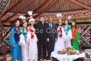 Meniu traditional kazah si multa voie buna: Nauryz, sarbatoarea renasterii naturii si a oamenilor, celebrata de marea familie a Rompetrol Rafinare (galerie foto+video)