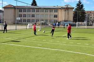 Teren de sport multifuncţional la Şcoala „Mircea Sântimbreanu” din Brad