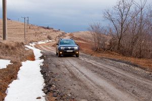 În aşteptarea marilor proiecte, CJ se promovează cu un drum pietruit