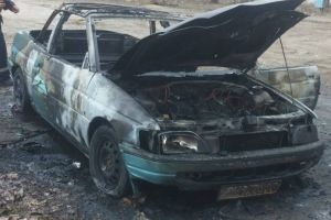 Maşină distrusă de flăcări